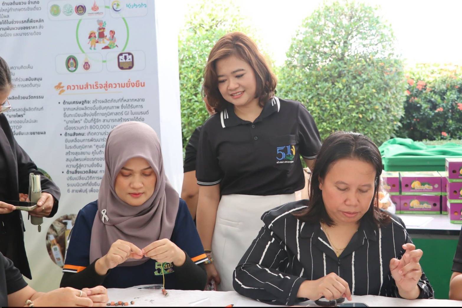 title - รัฐมนตรีว่าการกระทรวงเกษตรและสหกรณ์ พร้อมด้วยคณะผู้บริหาร ส.ป.ก. เข้าเยี่ยมชมโซนกิจกรรมฝึกอาชีพ Workshop งานศิลปหัตถกรรม (ศพส.) กิจกรรมจัดขึ้นภายใต้งาน วันคล้ายวันสถาปนาครบรอบ 51 ปี ส.ป.ก. ณ สำนักงานการปฏิรูปที่ดินเพื่อเกษตรกรรม